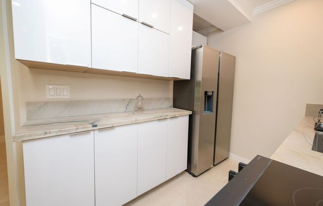 1 Bedroom + Den / 1 Bath Condo w/ patio and parking! $3100/month in La Jolla