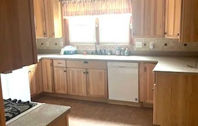 Five Bedroom Three Bath Home in Cross Lanes minutes from I-64 For Quick Access to Charleston and/or Teays Valley