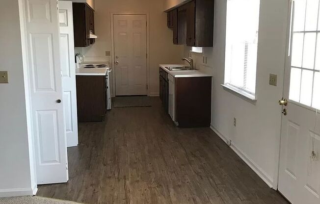 3 bed, 1.5 Bath Available March 11th!