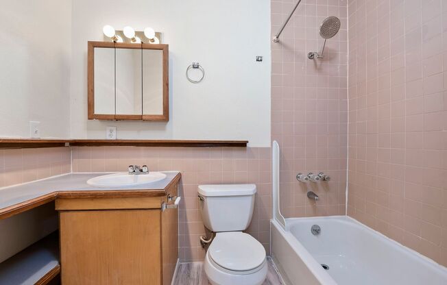 Studio, 1 bath, 400 sqft, $1,195, Unit B12