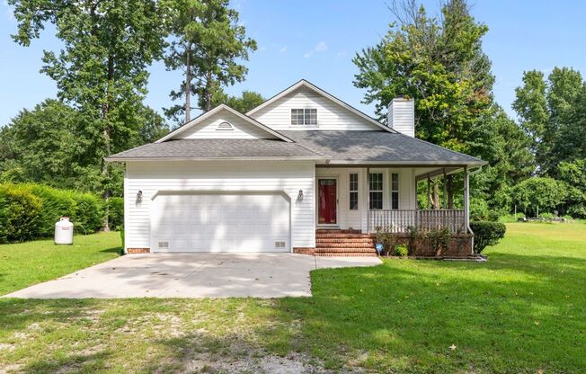4BD/3BA plus Bonus Room on Sought After Madam Moores Ln New Bern, NC!