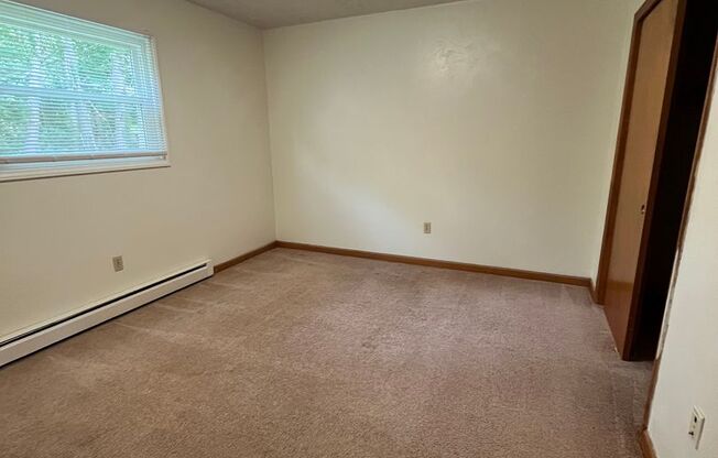 2 beds, 1 bath, 903 sqft, $1,170, Unit J-7