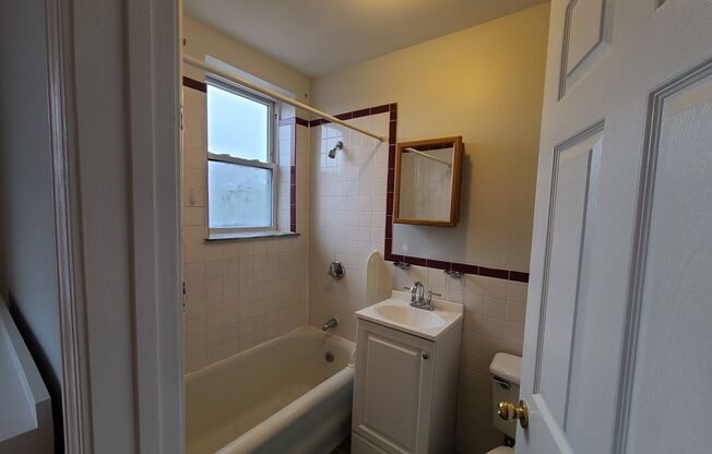 2 beds, 1 bath, $2,850, Unit 30