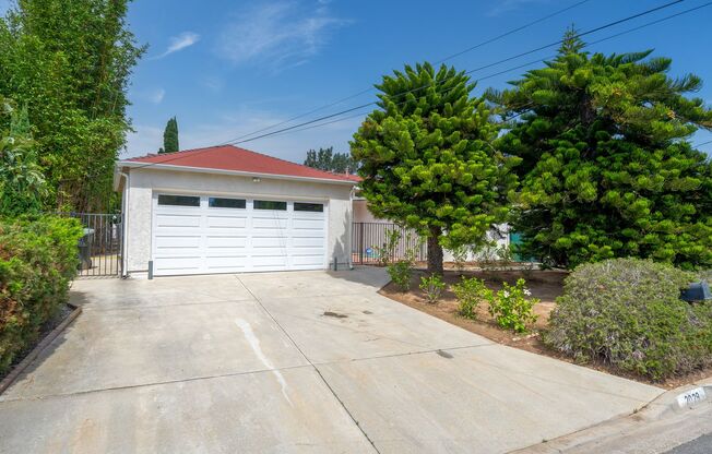 Single Family Residence in Costa Mesa with a Pool