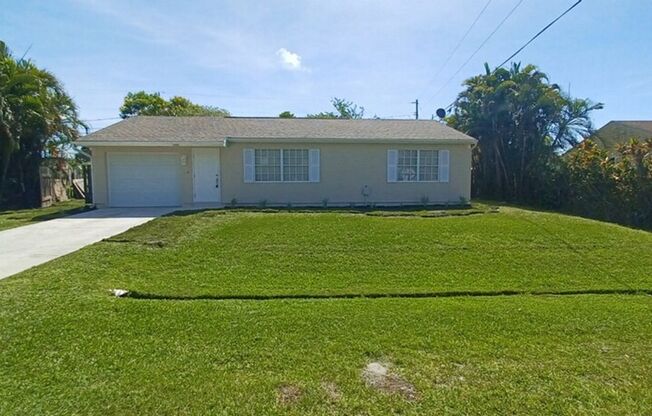 2/2/1 home with a spacious fenced backyard in Port St Lucie!