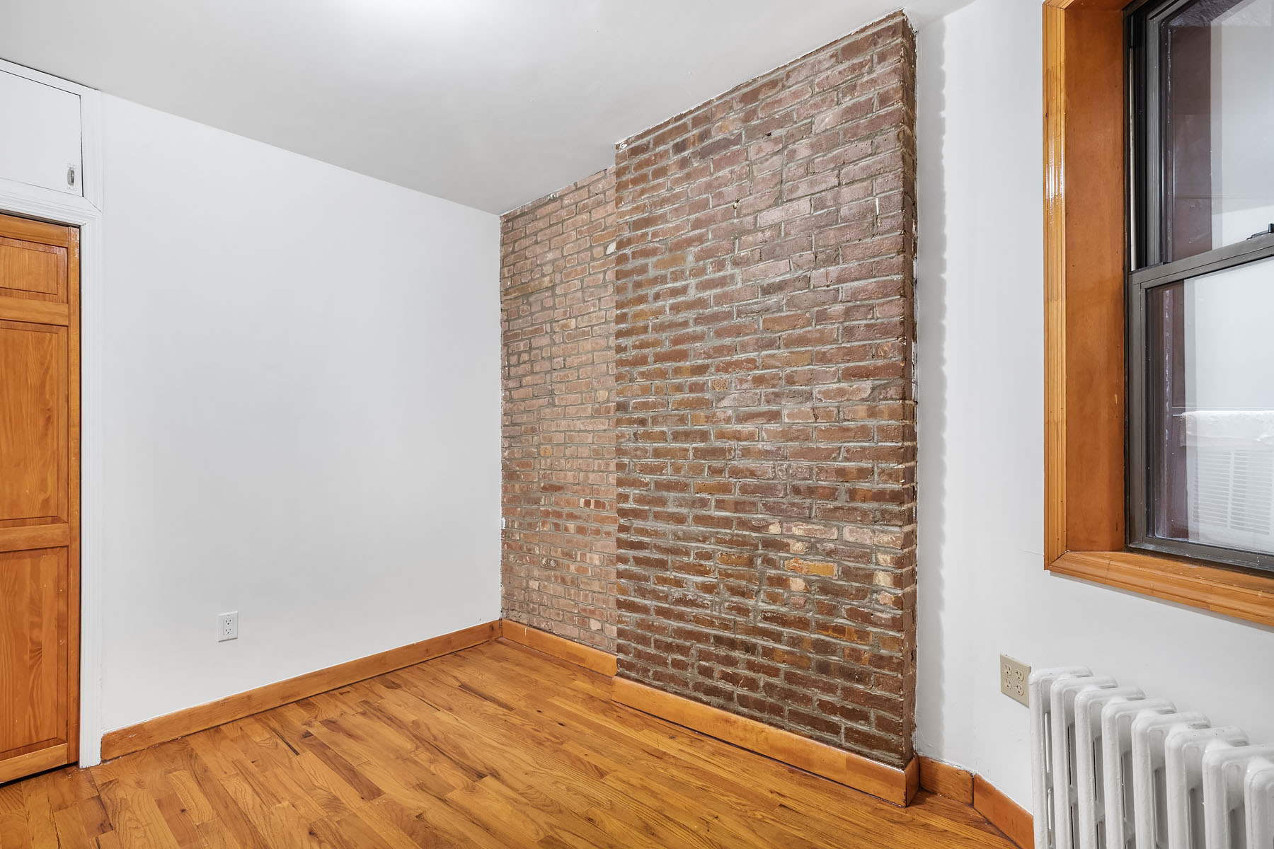 258 W 15 ST
