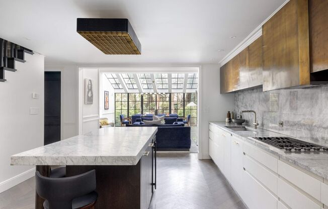 241 E 48 ST