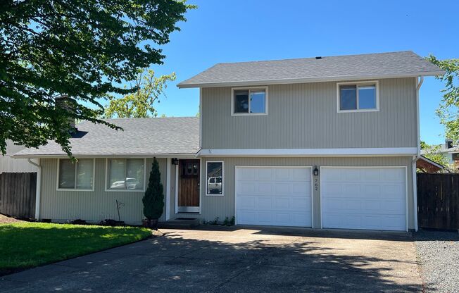 3 Bedroom / 2.5 Bath Home located in Springfield, OR is available NOW!