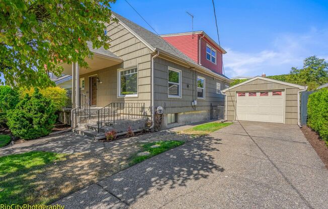 Charming Bungalow in Overlook neighborhood 4 bedroom 2 baths!