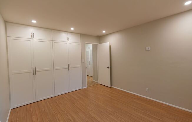 2 beds, 1 bath, $5,300