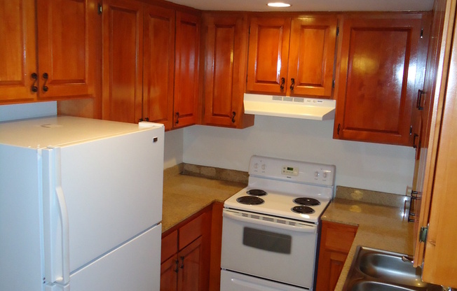 Move In Special! Updated 2 BD, 2 BA Condo - Balcony w/ Views of Mt Helix!!