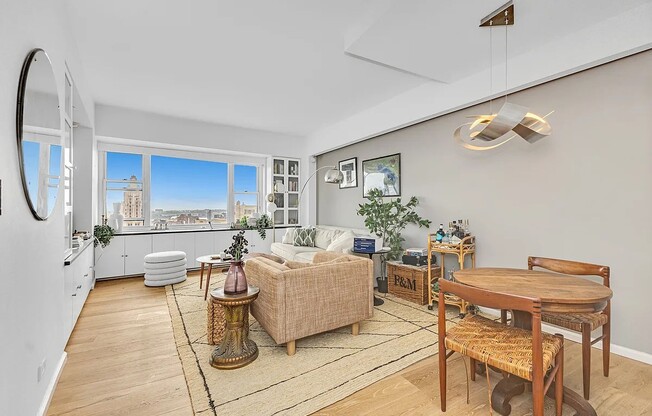 60 E 8 ST