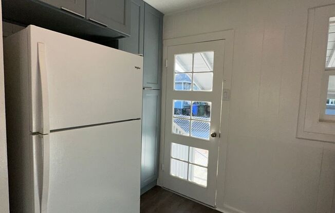 2 beds, 1 bath, $2,400, Unit unit 2