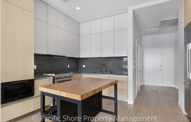 Modern 1-Bed 2-Bath Plus Den Condo in Chic Mixed Use Property, Prime Pasadena