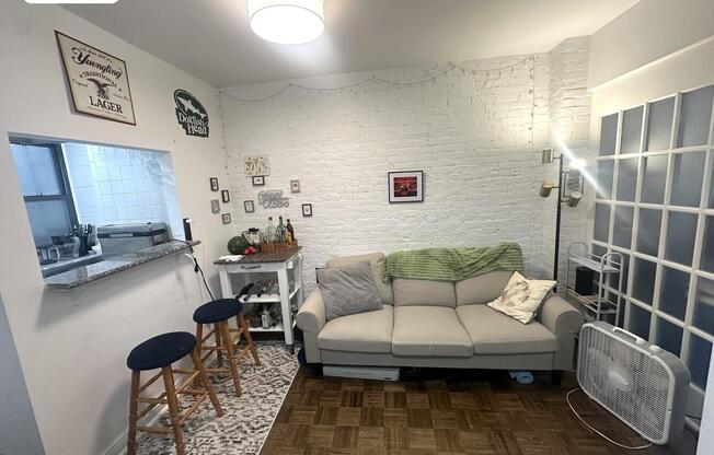 326 W 47 ST
