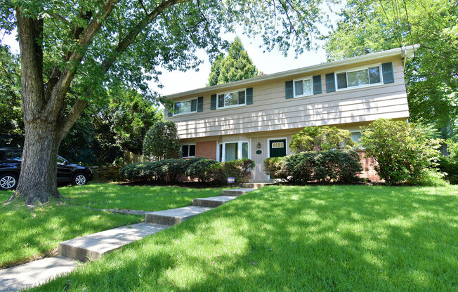 Fantastic 4 bedroom, 2 full bath, 2 half bath home in Close in Silver Spring!