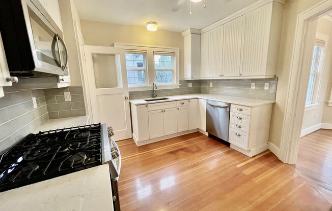 Rare Find, Large 3bd/2bathroom House Near Rose City Golf Course
