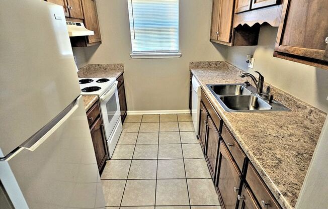 2 beds, 1.5 baths, 1,250 sqft, $975, Unit 2412 #3