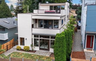 Stunning and HUGE 4-Bedroom House FOR RENT in Fantastic West Seattle Location!