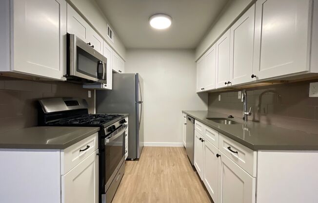 2 beds, 2 baths, 900 sqft, $1,550, Unit LAW11-204