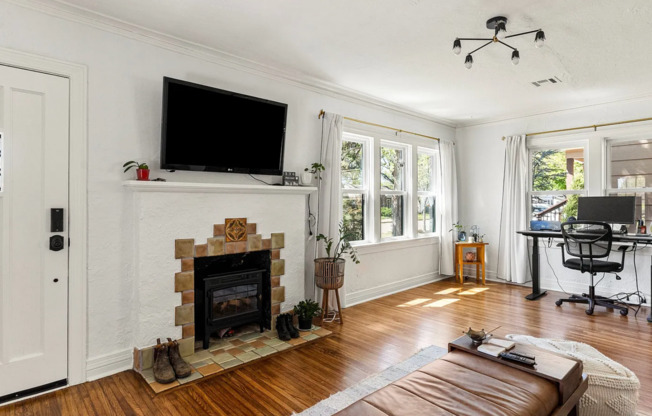 Beautiful 2 Bedroom with Large Mature Trees