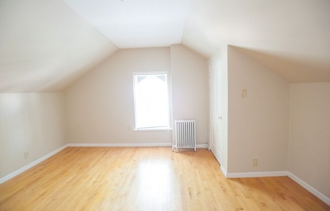 $1245 – 1 BR, 1 BA, Heat, HWF, 15 ft Ceilings- 1665 N Humboldt