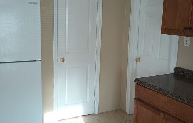 2 beds, 1 bath, $1,100, Unit #3