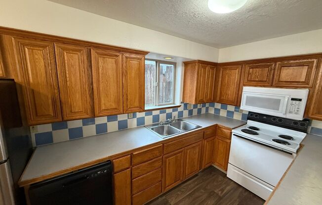 3 beds, 2 baths, 1,200 sqft, $1,695, Unit 38