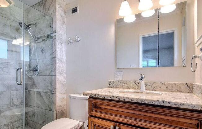 Beautiful 3bd Single Story House w/Large Yards & Attached Garage