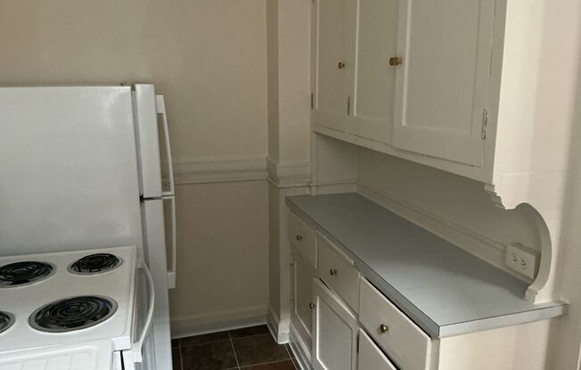 Studio, 1 bath, 325 sqft, $1,195, Unit 210
