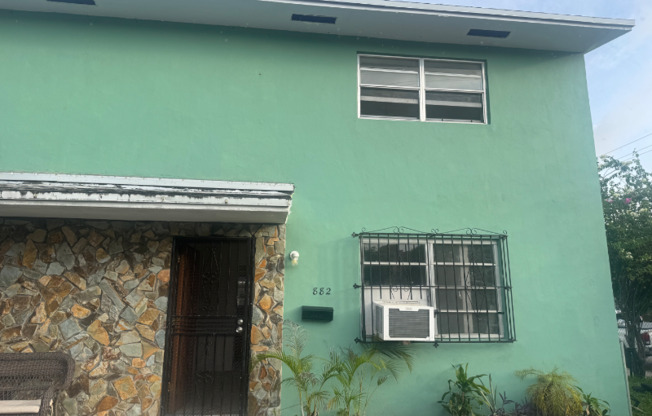 882 NW 2 ST