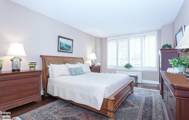 308 E 72 ST