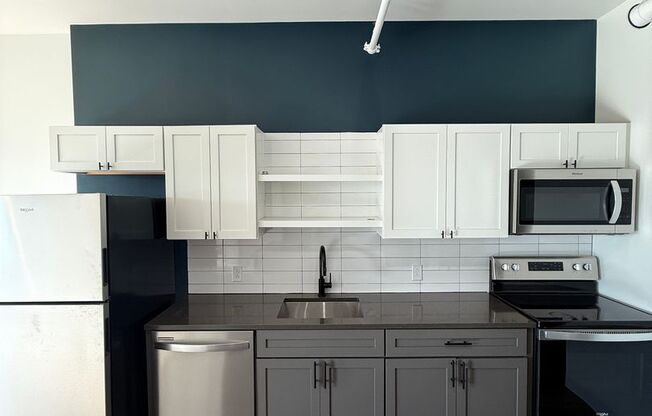 2 beds, 1 bath, 865 sqft, $2,350, Unit Unit 612