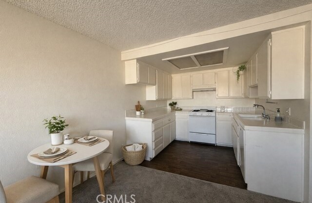 1530 W 204 ST