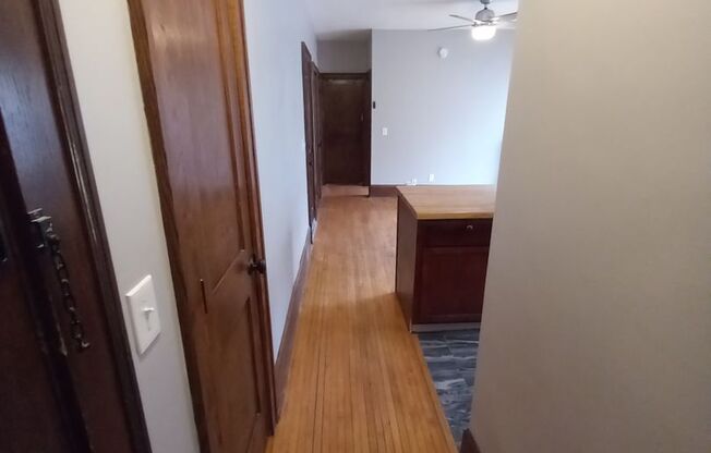 1514 w Lake St - Uptown Living Only Steps from Lakes & Restaurants, Shopping, Etc!