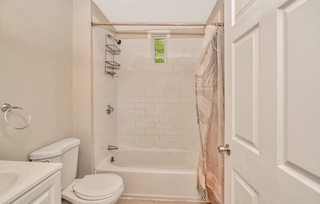 5 beds, 2 baths, 2,200 sqft, $3,900, Unit 0