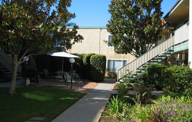 2 beds, 1 bath, 832 sqft, $1,975, Unit 105