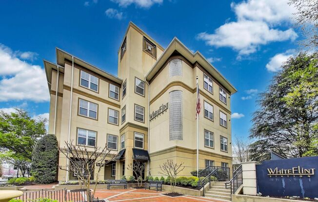 Luxury 1/1 in Secure Bldg w/ Parking