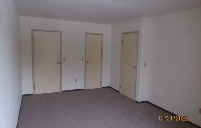 2 beds, 1 bath, $1,075, Unit 15623 - 09