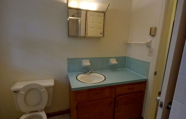 2 beds, 1 bath, 903 sqft, $1,140, Unit P-2