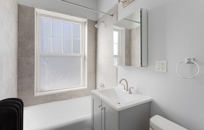 3 beds, 1 bath, 850 sqft, $2,550, Unit 1906-1