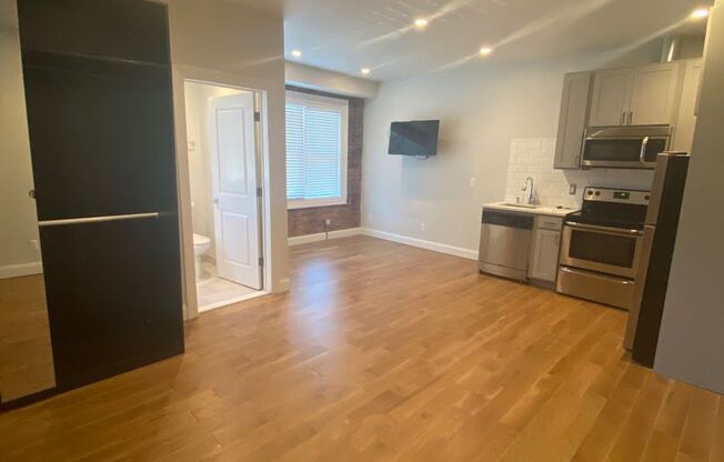 Studio, 1 bath, 340 sqft, $1,095, Unit 2-3