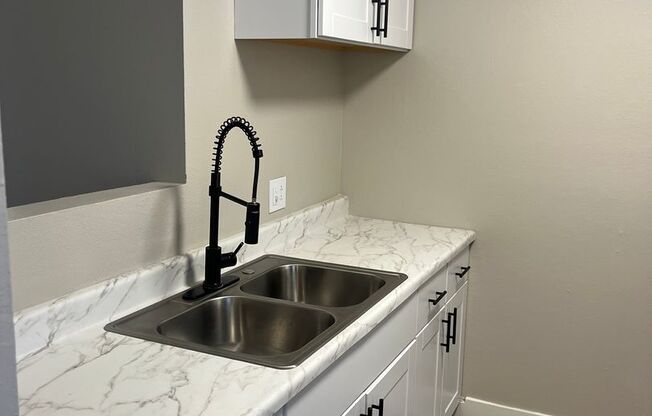 2 beds, 1 bath, 896 sqft, $1,995, Unit 096