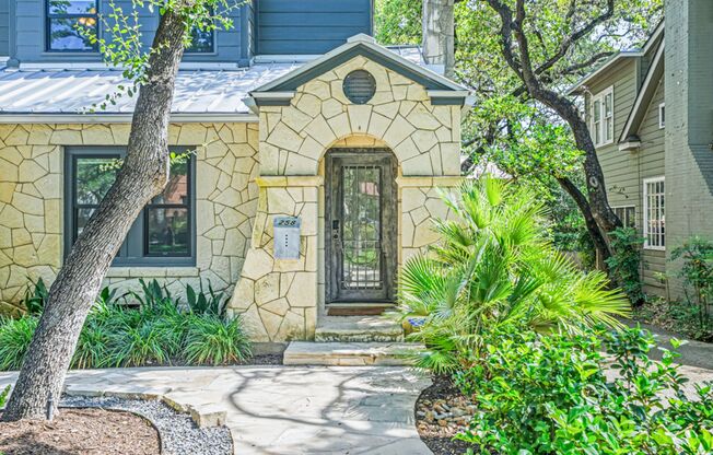 RENOVATED 5-BEDROOM HOME IN ALAMO HEIGHTS