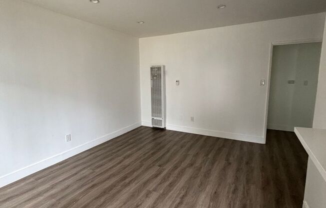 Upgraded 1 Bedroom In Torrance with Parking !!! -$2,100.00
