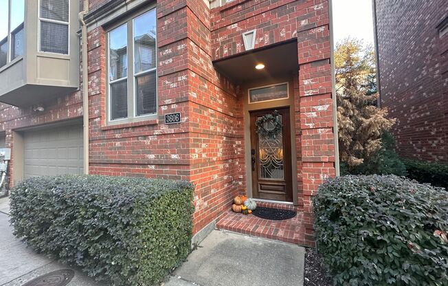 Stunning 3-Bed, 3.5-Bath Townhome in Desirable Dallas Neighborhood