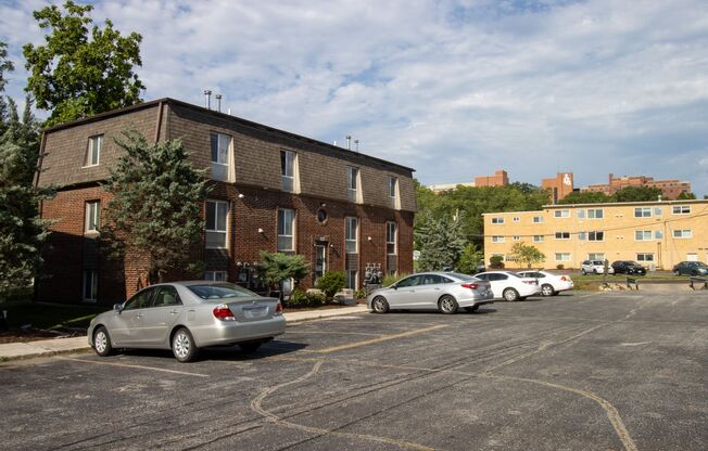 2 beds, 1 bath, 784 sqft, $1,100, Unit 1808 3E