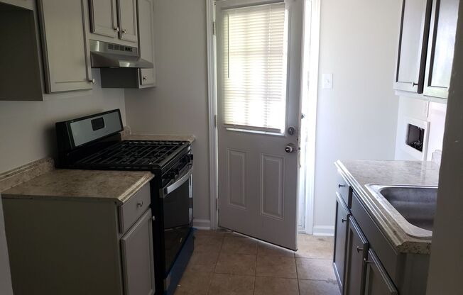 2 beds, 1 bath, $925