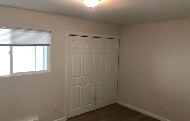 2 beds, 1 bath, 700 sqft, $1,300