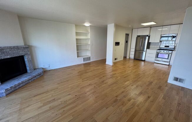 Bright 2BR/2BA Condo in Prime Richmond District—In unit laundry & Private Deck
